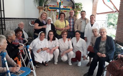 NO NOS PERDEMOS UNA… ELABORAMOS NUESTRA CRUZ DE MAYO