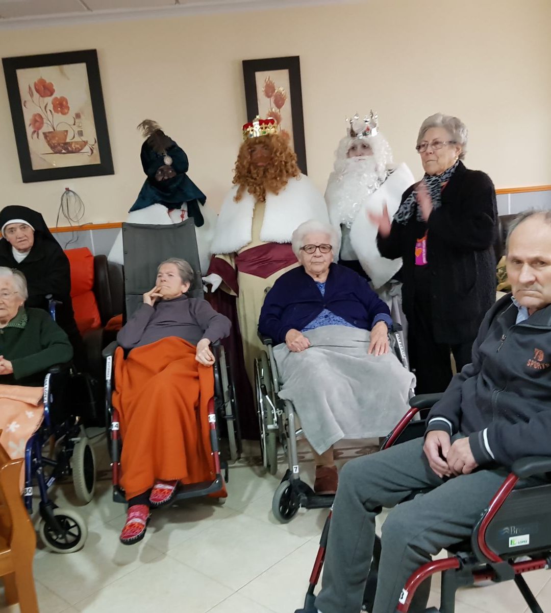 VISITA D ELOS REYES MAGOS Y DE LOS ALUMNOS DEL COLEGIO A NUESTROS residente/usuarioS