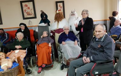 VISITA D ELOS REYES MAGOS Y DE LOS ALUMNOS DEL COLEGIO A NUESTROS residente/usuarioS
