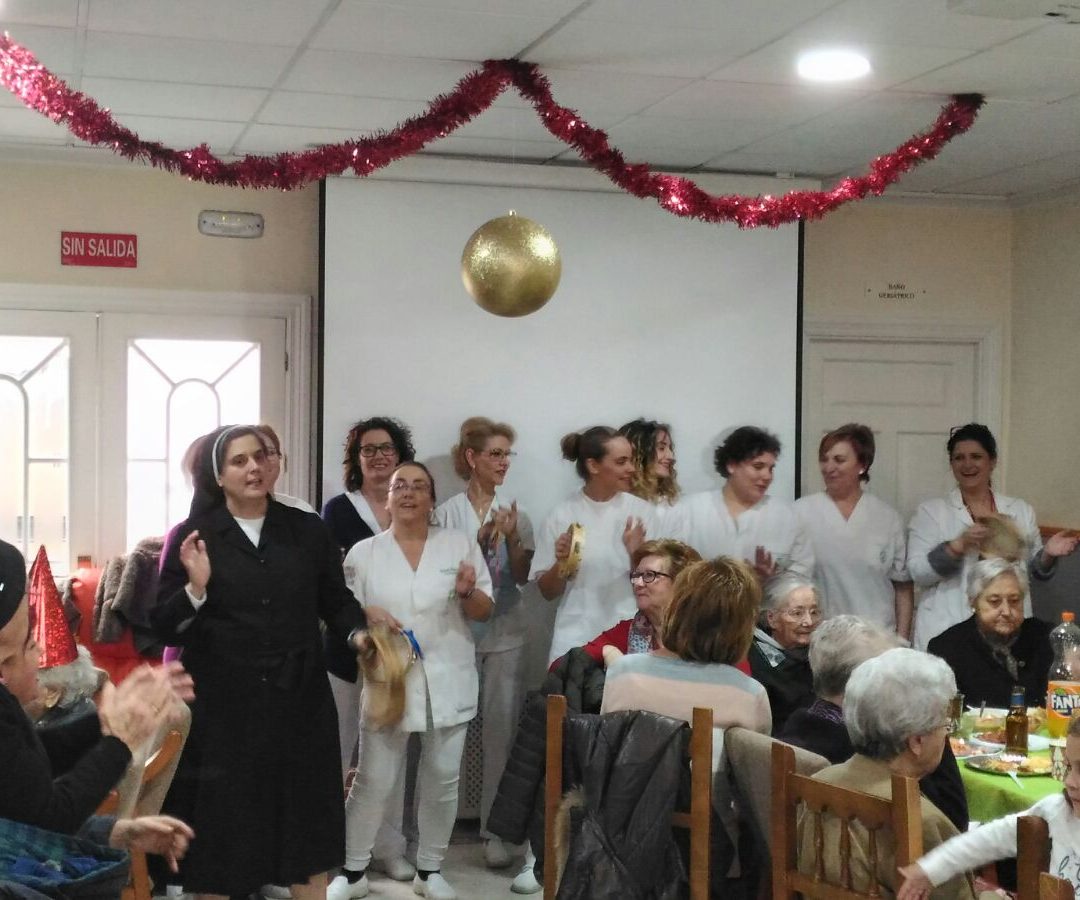 NUESTROS residente/usuarioS JUNTO A SUS FAMILIAS CELEBRAN LA NAVIDAD CON UNA DELICIOSA COMIDA