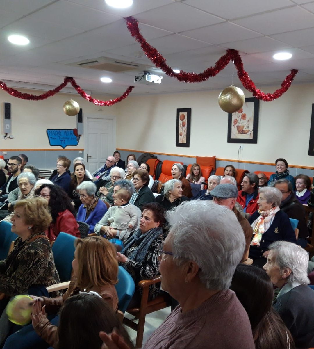 Celebrando la Navidad los residente/usuarios con los familiares en nuestra Residencia
