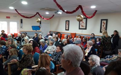 Celebrando la Navidad los residente/usuarios con los familiares en nuestra Residencia