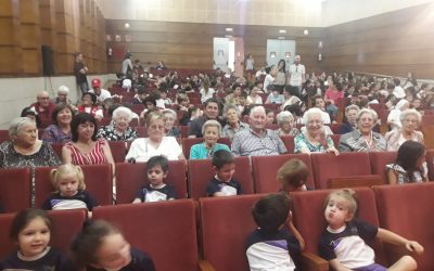 Convivencia en el teatro de Torredonjimeno de Mayores y Niños