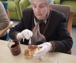 Nuestros mayores cocinando ricos postres