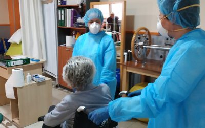 TRABAJADORAS DE LA RESIDENCIA AL PIE DEL CAÑÓN