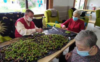 NUESTROS MAYORES Y SUS ACEITUNAS EN AGUA