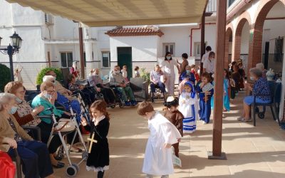 LOS NIÑOS DEL COLE SE VISTEN DE SANTOS