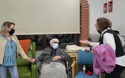 AMIGAS DE LA RESIDENCIA NOS ALEGRAN CON SUS CANCIONES