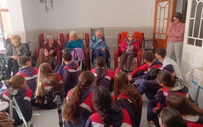 Dinámica entre personas mayores, alumnado de 4º ESO del Colegio San José de la Montaña y estudiantes de la Universidad de Jaén
