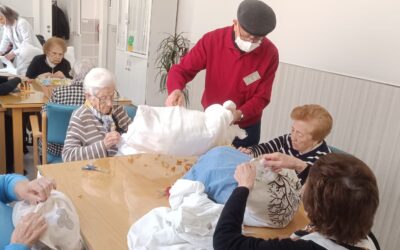 Mañana divertida rellenando cojines y haciendo trapos para nuestra casa